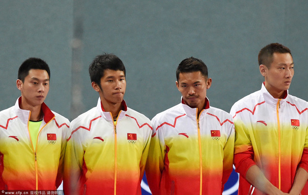 2014年9月23日，韩国仁川，2014仁川亚运会羽毛球男团决赛，中国2-3不敌韩国，无缘三连冠。比赛从下午5点半左右开始，一直打到晚上10点半多，持续了五六个小时。图为颁奖典礼上的中国羽毛球队员。