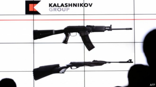 新款AK-47步枪面世身着紧身衣女郎持弹夹展示