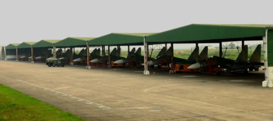 越南空军苏30MK2V战机已成规模 10余架停放机棚