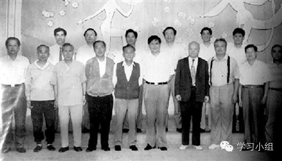 老照片：1995年，习近平与中国足坛元老史万春、年维泗等人合影。