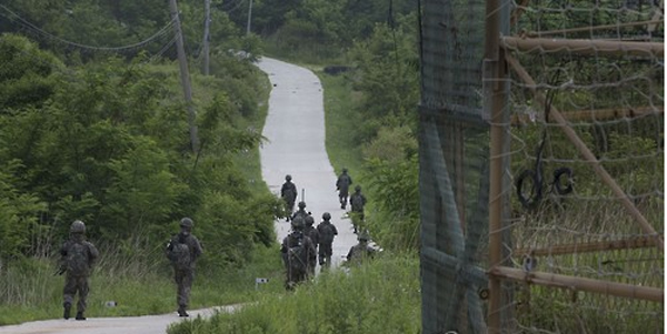 韩国搜索部队在朝韩军事分界线正在执行搜索演练任务（网页截图）
