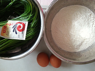 韭菜鸡蛋水煎包的做法步骤：1