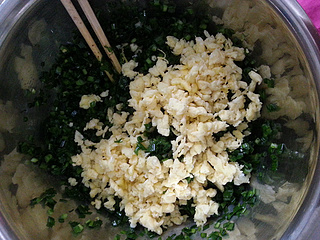 韭菜鸡蛋水煎包的做法步骤：5