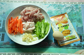双椒瘦肉榨菜的做法步骤：1