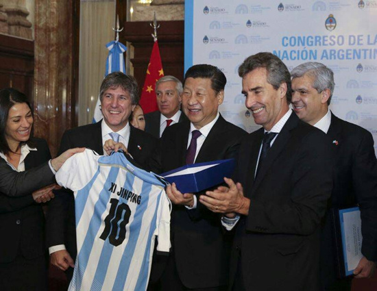 资料图：习近平获赠阿根廷国家足球队10号球衣。丁林摄
