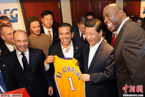 习近平观战NBA结束后，获赠印有他名字的湖人队球衣。
