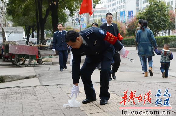 3月11日市城管局局长谢万春带头开展弯腰行动摄影潘新杰DSC_8011.JPG