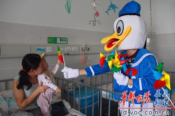 唐老鸭给住院患儿送礼物_副本.jpg