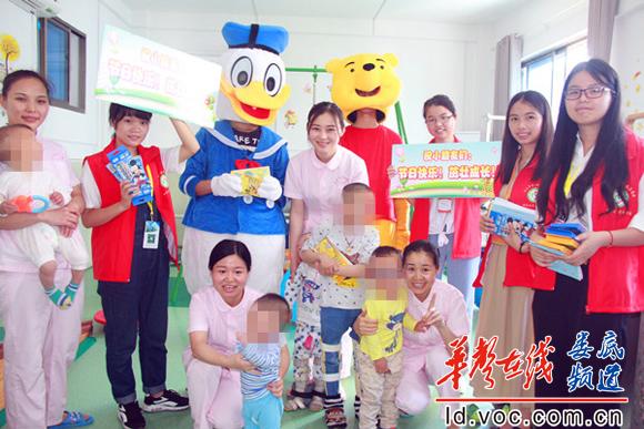 志愿者队伍走进儿童保健康复中心_副本.jpg