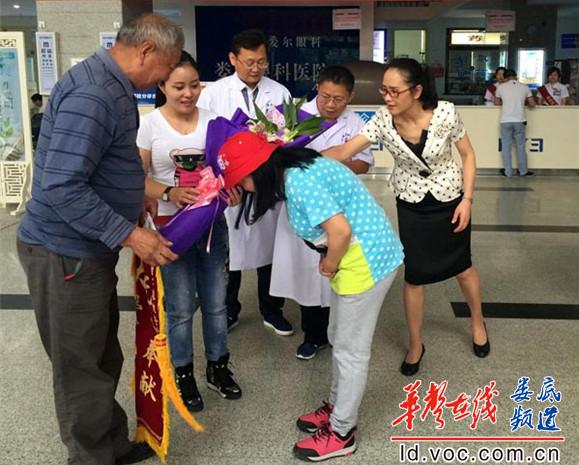 图为，患者蒋梅向眼角膜捐献者家属鞠躬道谢。_副本_副本.jpg