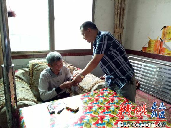 王庚书记慰问老党员.jpg
