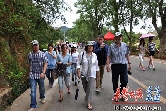 肖付良老师带学生与外籍老师交流口语.JPG