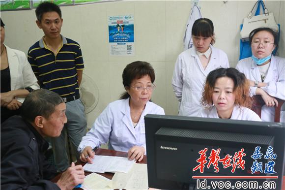湘雅二医院风湿免疫科主任陈进伟与我院风湿免疫科团队为风湿病患者进行联袂义诊.JPG