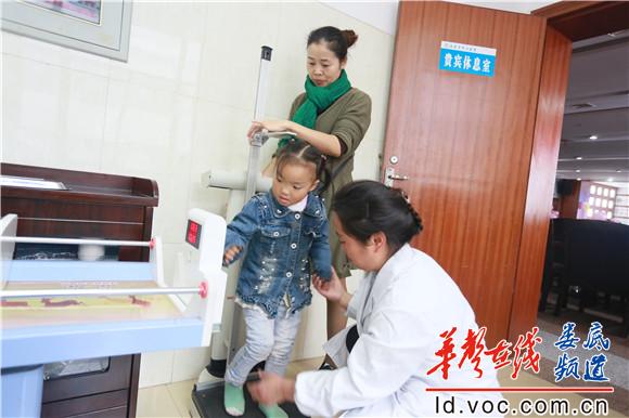 医务人员为参加活动的孩子进行体格检查.JPG