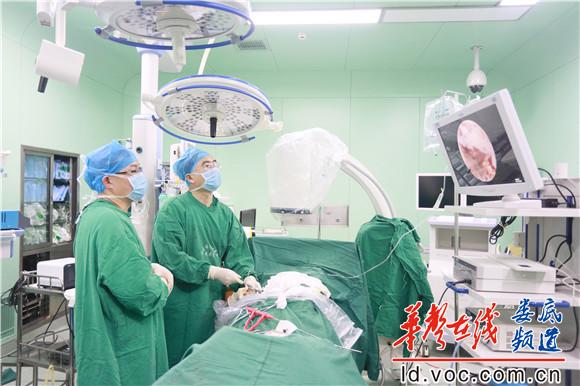 15病室主任、脊柱外科博士陈良龙（右）、康忠山医师（左）为患者实施手术_外发.jpg