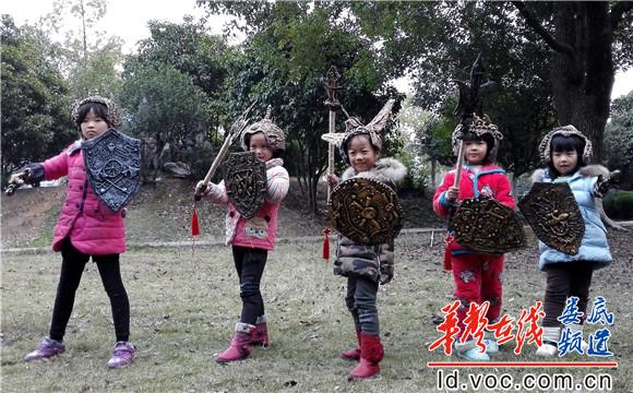 图为孩子们展示自己制作的“兵器”-1.jpg