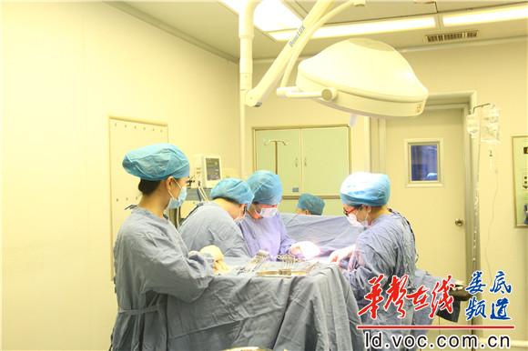 市中心医院产科医务人员为产妇进行剖腹产手术.JPG