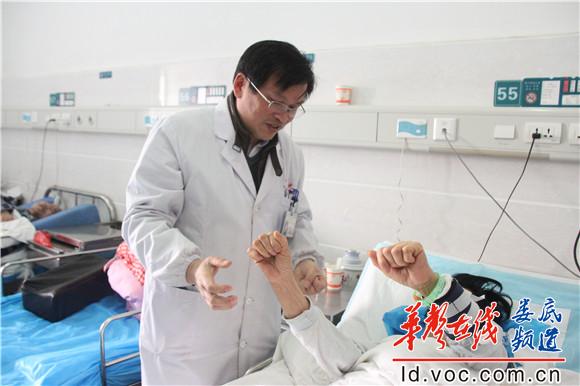 李长茂主任正在检查患者的肢体功能 外发版.JPG