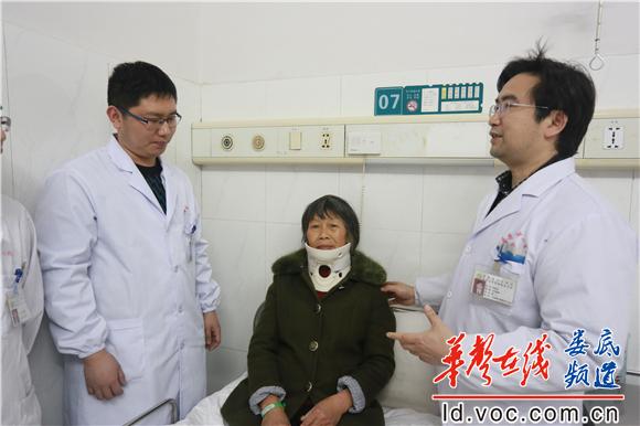 陈良龙博士（右）正在查房.JPG