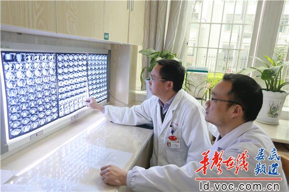 六病室副主任、主任医师陈善正博士（左）正在带领医师阅片.JPG