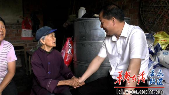 86岁的吴奶奶握着杨维的手有说不完的话.JPG