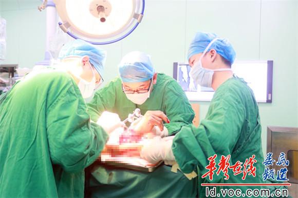市中心医院37病室（小儿骨科、手外科、显微外科）手、显微外科技术团队正在为患者实施断肢异位寄养手术.jpg