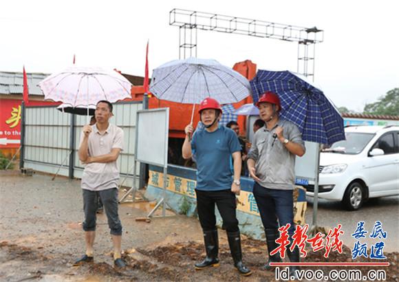 7月1日，娄底供电公司副总经理刘金海在城区甘桂路110 千伏早大线现场.jpg