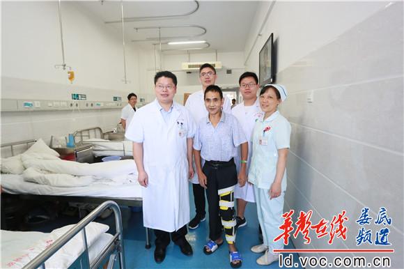 在14病室（骨科）医护人员的精心治疗下，张志红死里逃生，重新站立行走.JPG