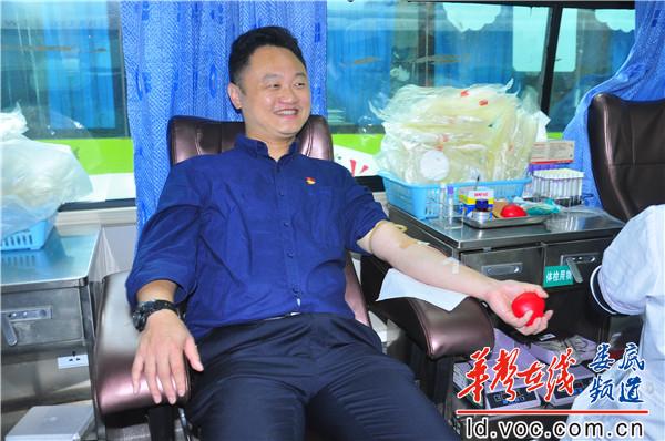 家属胡其峰第一个献血.JPG