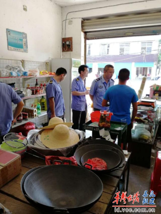 图2为执法人员对食品经营单位进行安全生产检查.jpg
