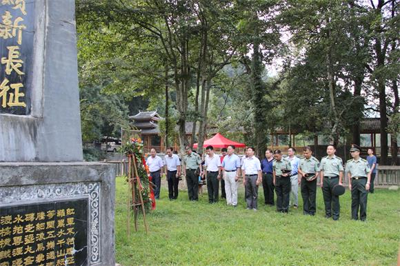 1、广州军区副司令员邢书成（左五）一行瞻仰长坪村红军纪念碑.JPG
