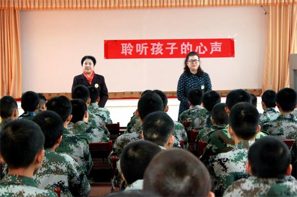 孟妈妈（左）在邵阳市青少年教育学校给孩子们做心理辅导课.JPG
