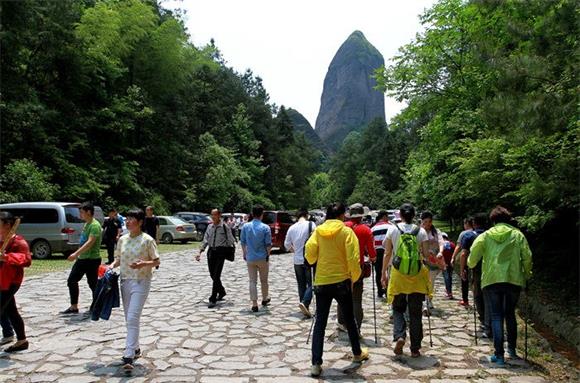 游客在骆驼峰景点游览_看图王.jpg