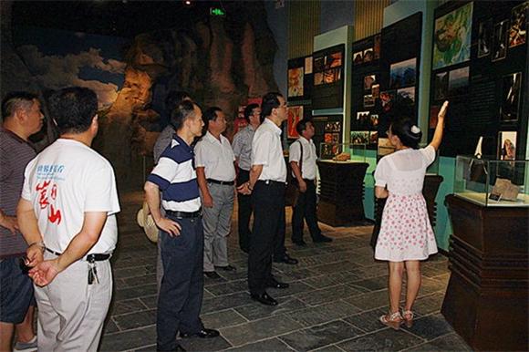 活动期间，地质博物馆为游客提供免费讲解服务_看图王.jpg