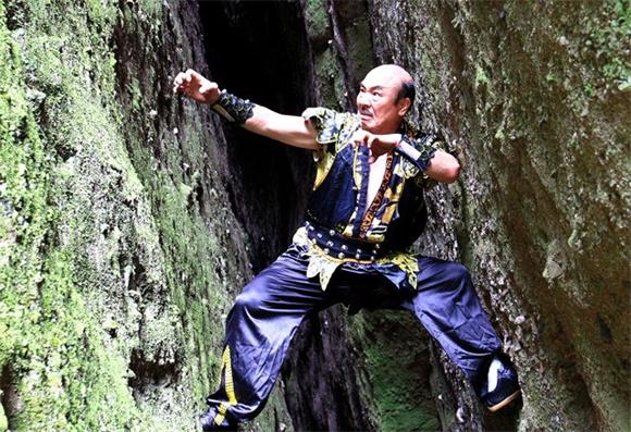 75岁的刘烈红在崀山的岩壁间表演岩鹰拳绝技（颜克明摄）_看图王.jpg
