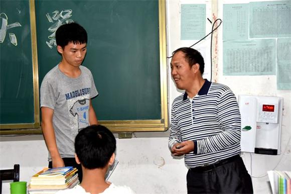 新邵一中主题班会:教师承诺廋20斤与学生共成长