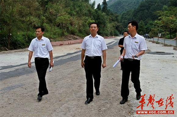 1图为陈雁洲一行在天一巷景区生态停车场工地排查安全隐患（颜克明摄）_看图王.jpg