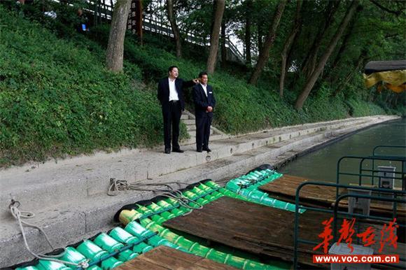 4.在夫夷江景区检查水上漂流安全运营情况（颜克明摄）_看图王.jpg