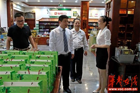 佘芝云(左2)在购物中心指导假日旅游工作（颜克明摄）_看图王.jpg
