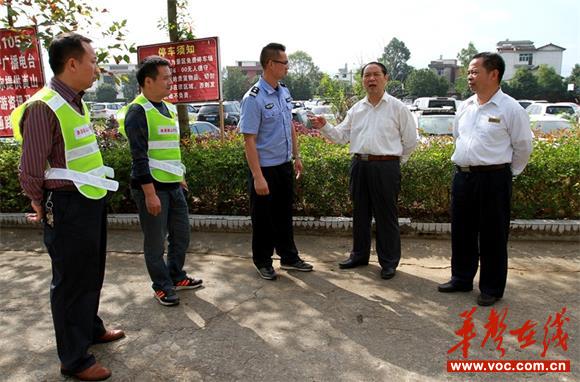 谭精益（右2）在窑市中学游客换乘点指导旅游工作（颜克明摄）.JPG