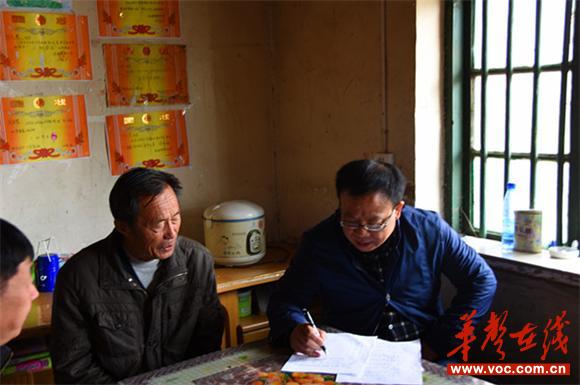 走访组询问贫困户情况.jpg