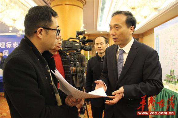 县委副书记、县长杨博理接受媒体记者采访3.JPG