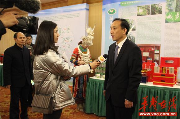 县委副书记、县长杨博理接受媒体记者采访4.JPG