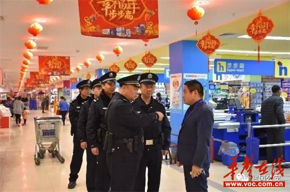 局领导身先士卒，带队巡逻.jpg
