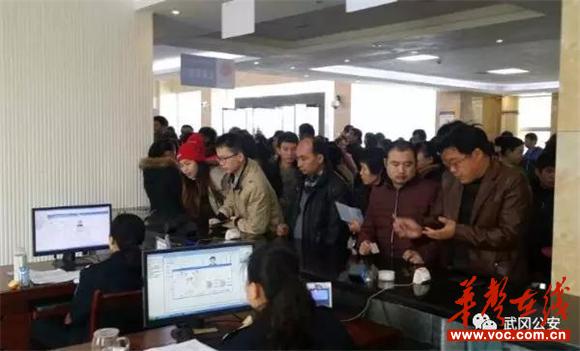 人口管理大队放弃节假日，加班加点服务群众.jpg