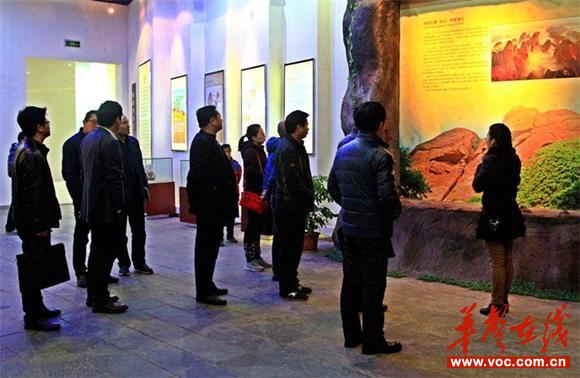 3.考察组在崀山地质博物馆了解丹霞地貌的形成条件_看图王.jpg
