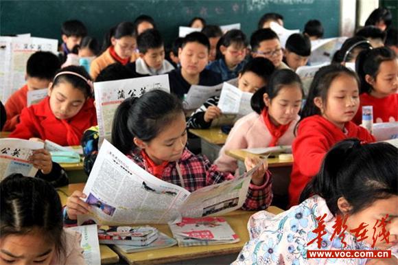 全班学生竞相阅读学校首刊_看图王.jpg