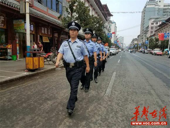 图1：公安干警节假日在县城巡逻执勤.jpg