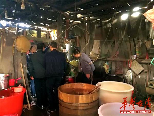 绥宁县对不符合环保要求的一家豆腐店予以整治.jpg