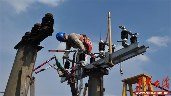 电网检修人员在检修电力设备.JPG